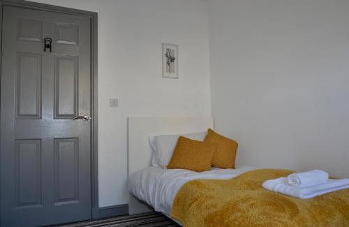 Burnley Apartment | Modern 3 bed home, Free Parking, Free Netflix and WIFI