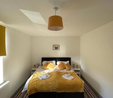Burnley Apartment | Modern 3 bed home, Free Parking, Free Netflix and WIFI