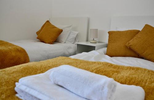 Burnley Apartment | Modern 3 bed home, Free Parking, Free Netflix and WIFI