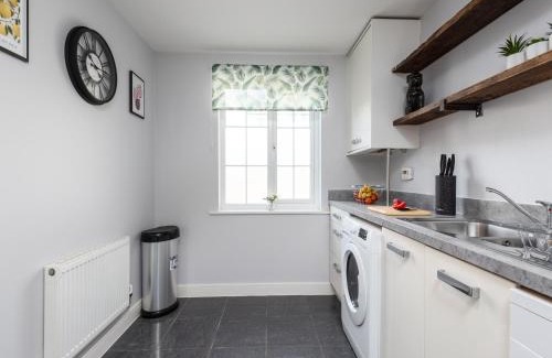 Ashford House | Modern 3 Bed House For 5- Central - Free Parking