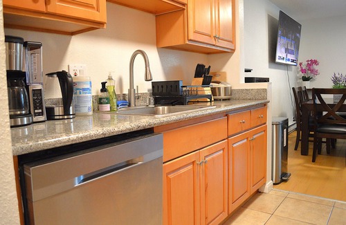 Albany Apartment | Modern 3-Bedroom 2 Bathroom 6 Beds Suite with AC, Perfect for Family and Work