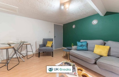 Egremont Apartment | Modern, 3 bedroom, 2nd floor apartment. 24hr check-in. Fast Wi-fi. Pet friendly