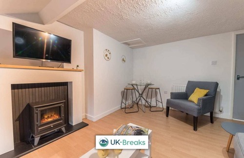 Egremont Apartment | Modern, 3 bedroom, 2nd floor apartment. 24hr check-in. Fast Wi-fi. Pet friendly