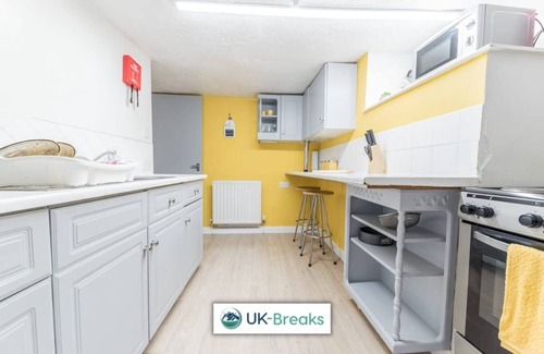 Egremont Apartment | Modern, 3 bedroom, 2nd floor apartment. 24hr check-in. Fast Wi-fi. Pet friendly