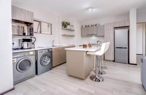 Greater Johannesburg Metropolitan Area Apartment | Modern 3-bedroom Apartment in Broadacres Sandton