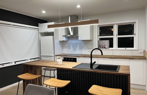 Napier House | Modern 3-bedroom house, steps away to shopping centre and restaurant/bar.