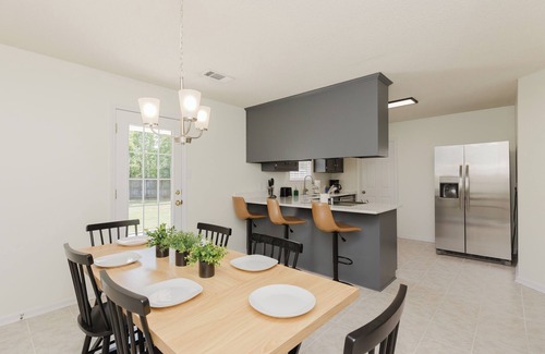 Houston County House | Modern 3 BR | Family & Pet Friendly | Fully Fenced