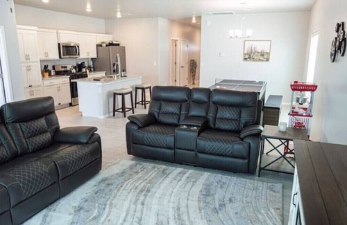 Las Cruces House | Modern 3BR 2BTH PoolTable 86INTV