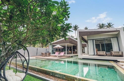 Bang Po Villa | Modern 3BR Beachfront Villa near Bang Por