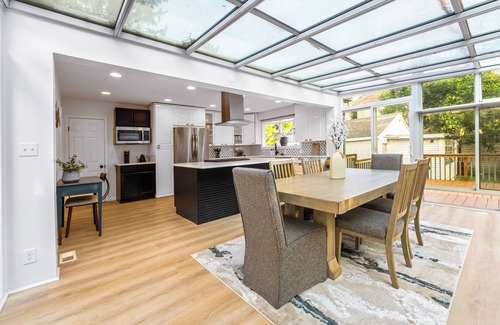 Elmhurst House | Modern 3BR Family Retreat , Close to O’Hare & Downtown. Pet-Friendly!