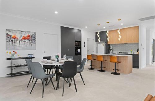 Park Ridge House | Modern 3BR Home in Peaceful Park Ridge Estate