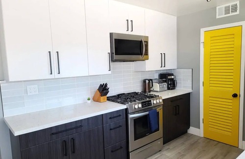 Paradise House | Modern 3BR house next to Airport & Strip!