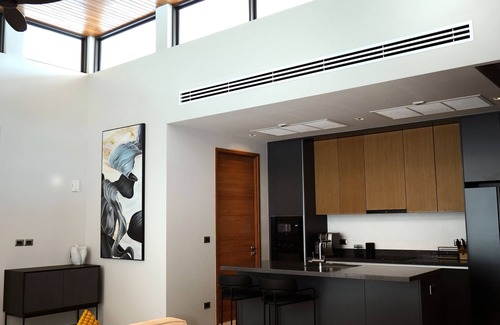 Si Sunthon House | Modern 3BR Loft II Villa Private Pool Botanica