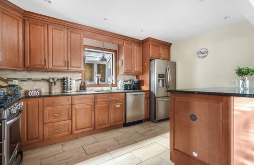 Kearny Apartment | Modern 3BR Near EWR, Parking, 25 Min NYC