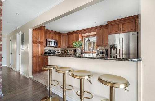 Kearny Apartment | Modern 3BR Near EWR, Parking, 25 Min NYC