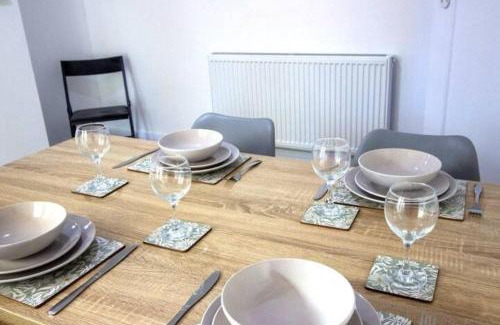 Grantham House | Modern 3BR near Grantham Town, WiFi, Parking