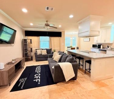 Central Southwest House | Modern 3BR Near NRG, Zoo, Downtown & Med Ctr