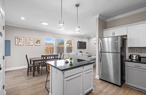 Bowling Green House | Modern 3BR Retreat - King Bed + Smart TVs