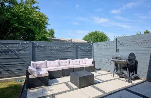 South Manchaca House | Modern 3BR Retreat - Near Airport - DT - BBQ