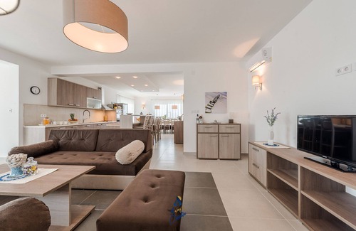 Debeljak Villa | Modern 4 BD villa with heated pool for up to 8 guests near Zadar