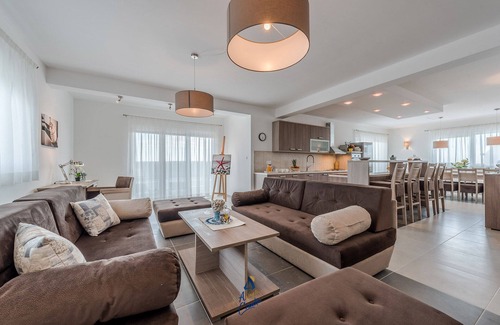 Debeljak Villa | Modern 4 BD villa with heated pool for up to 8 guests near Zadar