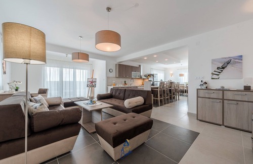 Debeljak Villa | Modern 4 BD villa with heated pool for up to 8 guests near Zadar