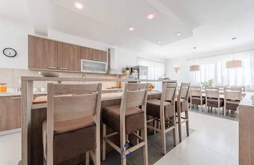 Debeljak Villa | Modern 4 BD villa with heated pool for up to 8 guests near Zadar