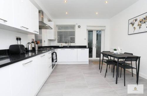 Warrington House | Modern 4-Bedroom 2-Bathroom with Off Road Parking in Great Sankey by Amazing Spaces Relocations Ltd