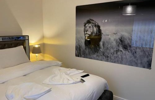 Ebbsfleet Valley House | MODERN 4 BEDROOM HOUSE WITH GARDEN & PARKING