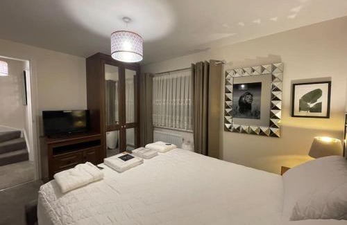 Ebbsfleet Valley House | MODERN 4 BEDROOM HOUSE WITH GARDEN & PARKING