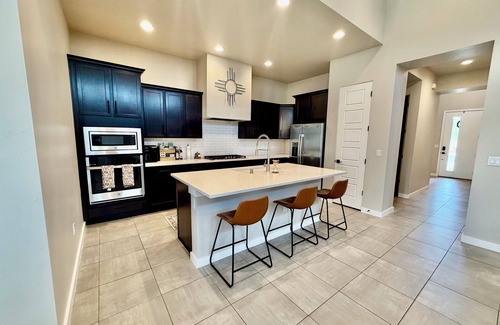 Las Cruces House | Modern 4BR, 3 King Beds + Full Near Red Hawk
