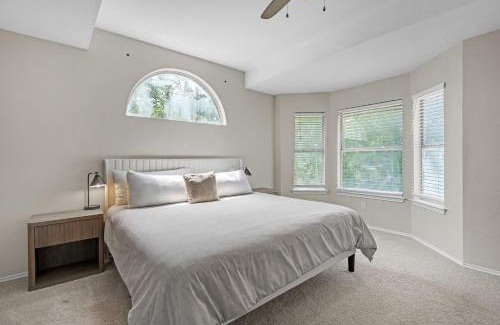 Manor House | Modern 4BR Gem Chic Comfort in Austin home