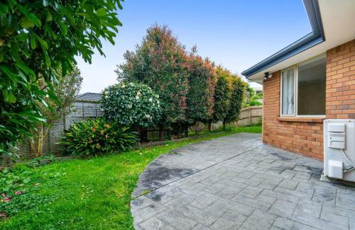 Oteha House | Modern 4BR Home near Albany and Browns Bay Beach