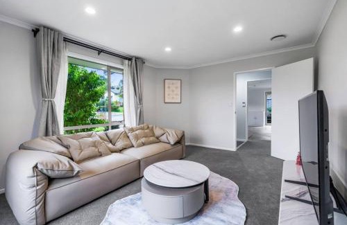 Oteha House | Modern 4BR Home near Albany and Browns Bay Beach