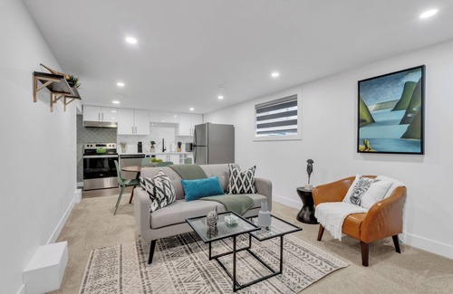 Southwest Calgary House | Modern 4BR | Main Floor King | Central + Parking, Stampede In Calgary