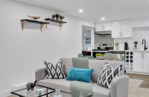 Southwest Calgary House | Modern 4BR | Main Floor King | Central + Parking, Stampede In Calgary