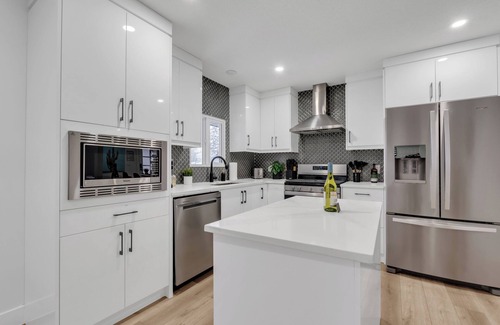 Southwest Calgary House | Modern 4BR | Main Floor King | Central + Parking, Stampede In Calgary