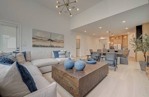 Tomball House | Modern 4BR Retreat, BBQ & Dining in The Woodlands