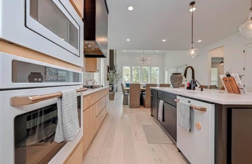 Tomball House | Modern 4BR Retreat, BBQ & Dining in The Woodlands