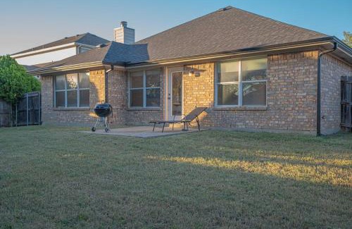 Roanoke House | Modern 4BR w Natural Light, High Ceilings