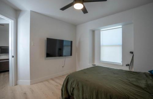 Roanoke House | Modern 4BR w Natural Light, High Ceilings