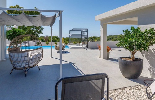 Kanfanar Cabin | Modern 5* villa with a private pool in an idyllic surrounding..