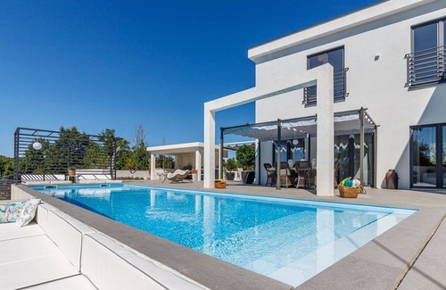 Kanfanar Cabin | Modern 5* villa with a private pool in an idyllic surrounding..