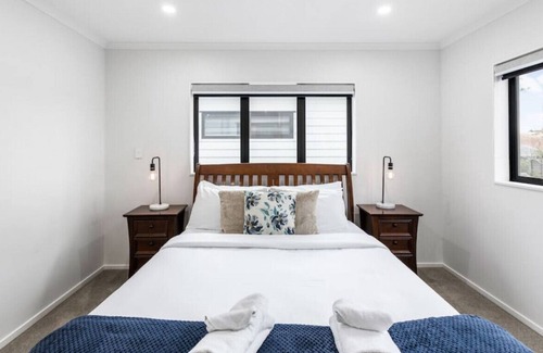 Mangere House | Modern 5BR in Mangere | 6 mins from the Airport