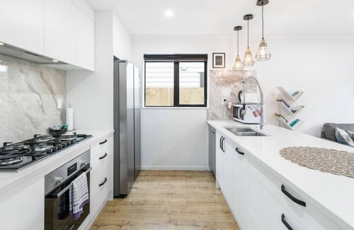 Mangere House | Modern 5BR in Mangere | 6 mins from the Airport