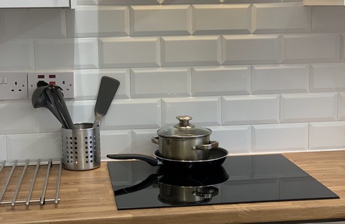 Birmingham House | Modern 6-Bed-Groups-Contractors Parking Vans-Cars