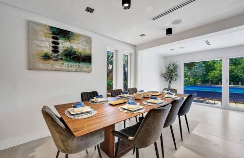 Fort Lauderdale Villa | Modern 6 Bedroom Oasis with Pool and Outdoor BBQ