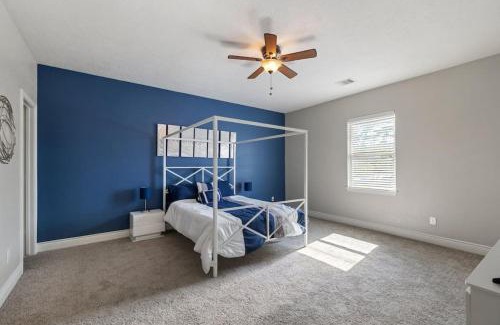 Cloverleaf House | Modern 6 Bedroom with Tons of Games