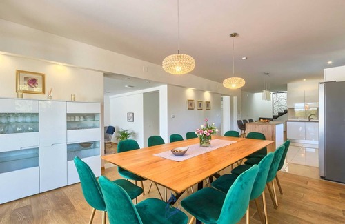 Pula Villa | Modern 6-BR villa for 12+2 with pool close to Pula