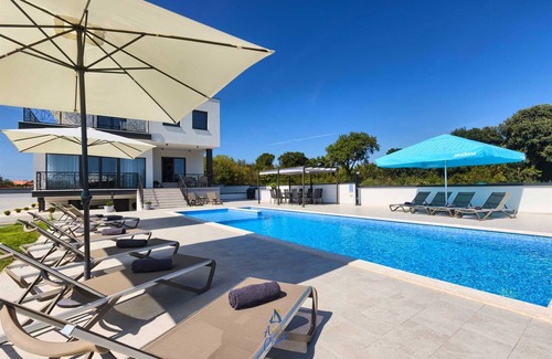Pula Villa | Modern 6-BR villa for 12+2 with pool close to Pula